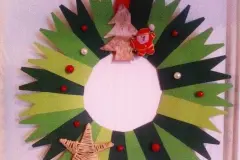 Weihnachtlichen T&uuml;r- oder Wandkranz basteln