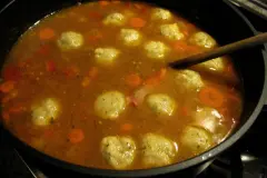 Ein deftiger Winter-Eintopf mit Hackfleisch und Semmelkn&ouml;del