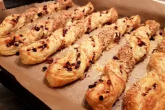 Knusperstangen aus Bl&auml;tterteig mit Schinken und K&auml;se