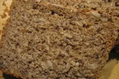 Einfaches Dinkel-Vollkorn-Brot mit Haferflocken und Kernen