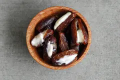 Datteln mit Meerrettich-Sahne-Creme