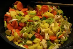 Kr&auml;ftig-w&uuml;rziger Gem&uuml;seeintopf mit Gnocchi und Cabanossi