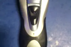 Klebrig gewordene gummierte Ger&auml;te reinigen