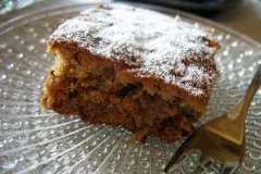 Fr&uuml;chtekuchen mit Apfel, Datteln und N&uuml;ssen