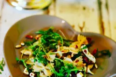 Nudelsalat mit Rucola und Pinienkernen