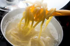 Nudeln kochen - Zeit und Energie sparen