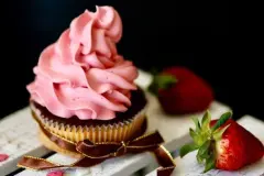 Erdbeer-Vanillepudding Frosting f&uuml;r Muffins