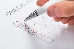 Liste mit pers&ouml;nlichen Ausweisen und Karten machen