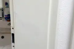 Dunkle Haarfarbe von Badezimmert&uuml;r entfernen