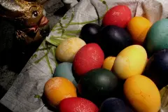 Ostereier in kr&auml;ftigen Farben