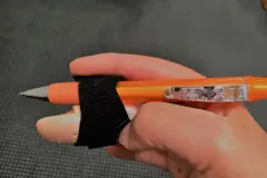 Sicheres Schreiben, trotz Strecksehnenabriss & Fingerschiene