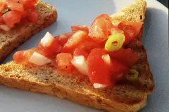 Gut bek&ouml;mmliche Bruschetta mit Knoblauch, Zwiebeln und Tomaten