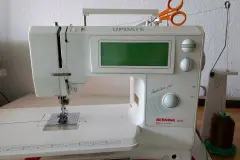 Faden an der N&auml;hmaschine nach unten herausziehen