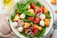 Knoblauch-Brotsalat mit Tomaten (Panzanella)