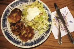 Kartoffelr&ouml;sti mit Spitzkohlsalat - vegetarisch