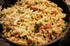 Schnelle Lachs-Spitzkohl-Nudel-Pfanne