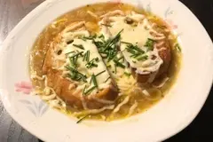 Franz&ouml;sische Zwiebelsuppe mit R&ouml;stbaguette Einlage, gratiniert