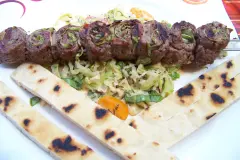 Gegrillte Rinderfilet-Roulade auf Spitzkohl mit Pfannenbrot