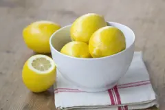Blaubeerflecken aus wei&szlig;er Tischdecke entfernen