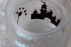 Schon wie beim Einschmieren der Silhouetten tr&auml;gt das Mod Podge zun&auml;chst wei&szlig;lich auf man glaubt zun&auml;chst nicht, sp&auml;ter dann doch hindurch gucken zu k&ouml;nnen.