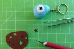 Da ich viele Sterne brauchte, habe ich manche mit meinem Mini-Sternen-Stanzer lochen k&ouml;nnen (Gr&ouml;&szlig;e 9mm).