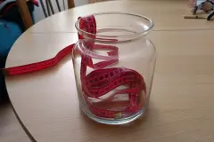 Um die Position der vier Silhouetten festlegen zu k&ouml;nnen, habe ich mit einem Ma&szlig;band ich innen im Glas den Umfang gemessen (der tats&auml;chlich deutlich geringer war als au&szlig;en).