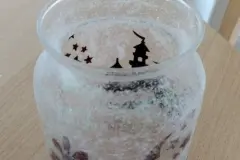 Aber nach ca. 15 Minuten ist das Glas innen und au&szlig;en dann doch im wahrsten Sinne des Wortes &bdquo;klar&ldquo;: Der Kleber trocknet absolut transparent! Die rot-irisierenden Anteile sind wunderbar zu erkennen.