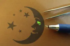 Weil die Silhouetten nicht alle gleich breit sind, habe ich Papierreste in ihrer ungef&auml;hren Gr&ouml;&szlig;e auf das Glas geklebt - der Mond z. B. ist insgesamt schmaler als der Feenstab mit seinen Sternen. Gleichzeitig habe ich die Aufeinanderfolge / Reihenfolge festgelegt.