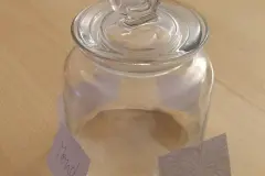 Auf einen Streifen Papier, der in der L&auml;nge dem Innenumfang des Glases entspricht, habe ich die Silhouetten aufgelegt und mich dann daf&uuml;r entschieden, statt der drei dann doch vier Silhouetten zu verwenden.