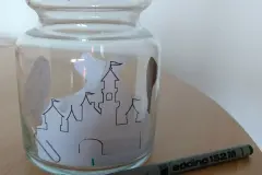 Den Streifen zum Ring schlie&szlig;en und innen ins Glas legen. Au&szlig;en am Glas mit einem wasserl&ouml;slichen OH-Stift die Mitte einer jeden Silhouette markieren.