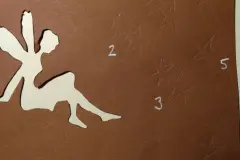 Die noch kleineren habe ich dann frei Hand mit einem spitzen Bleistift auf Kartonreste gezeichnet und mit dem Cutter ausgeschnitten - die dabei auftretenden Unregelm&auml;&szlig;igkeiten machten den Charme aus...