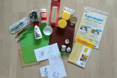 Hier eine &Uuml;bersicht &uuml;ber die Materialien - das Kopierpapier kam dann aber doch nicht zum Einsatz, weil ich die R&uuml;ckseite der auf braunem Tonpapier schwarz gedruckten Silhouetten verwendet habe.