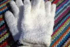 Staubwischen mit Synthetik-Pl&uuml;sch-Handschuhen