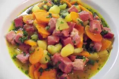 Winterlicher Kassler-Kartoffel-Karotten-Eintopf