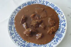 Saftgulasch im Schnellkochtopf zubereiten
