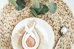 Tischdeko an Ostern: Servietten-Osterhase