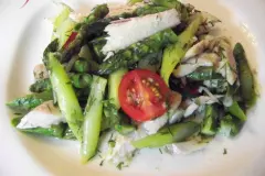 Lauwarmer Salat vom gr&uuml;nen Spargel mit ger&auml;ucherter Forelle