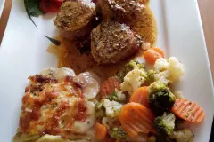 Filetscheiben vom Schwein im Speckmantel & Kartoffelgratin