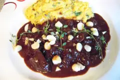 Wildschweingulasch mit S&uuml;&szlig;kartoffelstampf