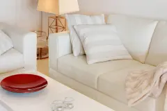 Kugelschreiberfleck von wei&szlig;er Ledercouch entfernen