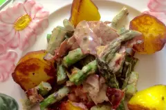 Gebratener gr&uuml;ner Spargel mit Creme Fraiche und Schinkenstreifen