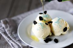 Aber auch einfaches Geschirr kann in Kombination mit anderen Dekoartikeln sehr spannende Effekte erzeugen.