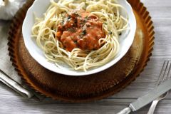 F&uuml;r das Foto dieses Pastagerichts wurde Besteck und ein paar einfache Zutaten verwendet