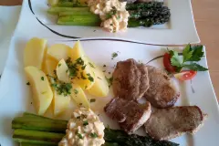 Gr&uuml;ner Spargel, Bozener So&szlig;e und Schweinefilets