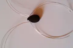 Von jeweils 2 Dr&auml;hten die herausstehenden Enden nach rechts und links oben, die anderen genauso jeweils nach unten drehen.