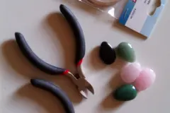 Das Material: ein Stein, der euch gef&auml;llt (ich rate dazu am Anfang noch einen vorgebohrten zu nehmen) und Silberdraht, einen Bleistift o. &Auml;. sowie einen Seitenschneider und eine Telefonzange.  