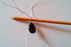 Schlaufe f&uuml;r die Kette mithilfe eines Bleistifts herstellen.