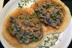 Blini mit einem Ragout aus Pilzen und Rinderfilet