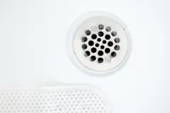 Haare aus dem Ablaufsieb der Badewanne oder Dusche ruckzuck entfernen