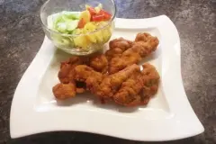 Ausgel&ouml;ste H&uuml;hnerkeulen paniert und frittiert